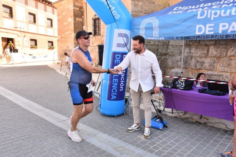 Participantes del triatlón cross en Boadilla del Camino saludándose