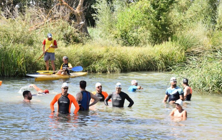 Participantes del triatlón cross en Boadilla del Camino en el agua