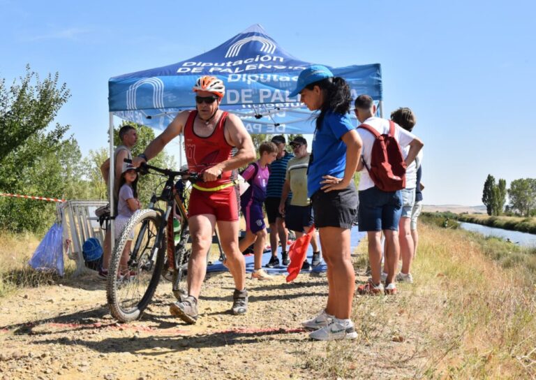 Triatleta en la meta del Triatlón Cross de Boadilla del Camino