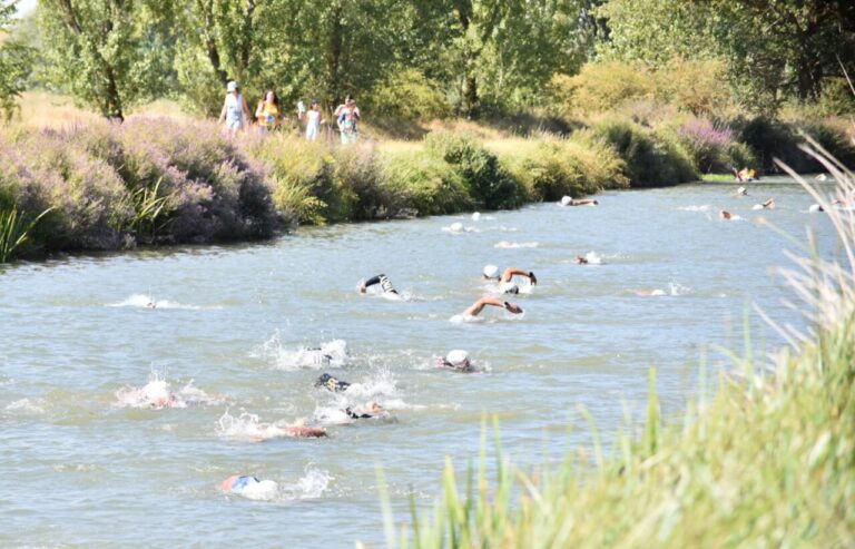 Triatletas nadando en el Triatlón Cross de Boadilla del Camino