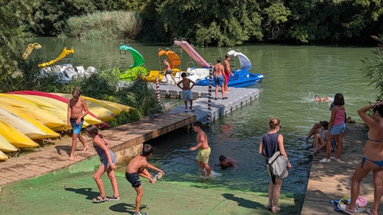 Niños disfrutando de actividades acuáticas en el río Carrión durante las fiestas de Husillos