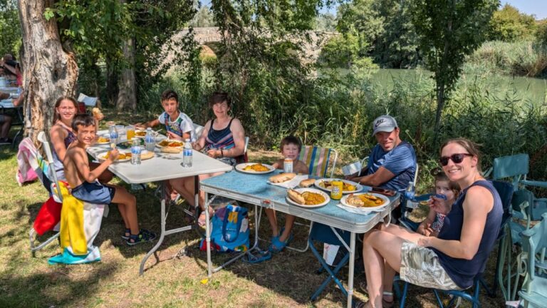 Familia disfrutando de una comida junto al río Carrión en Husillos
