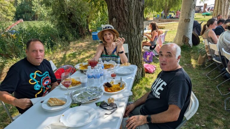 Grupo de personas disfrutando de comida en las fiestas de Husillos junto al río