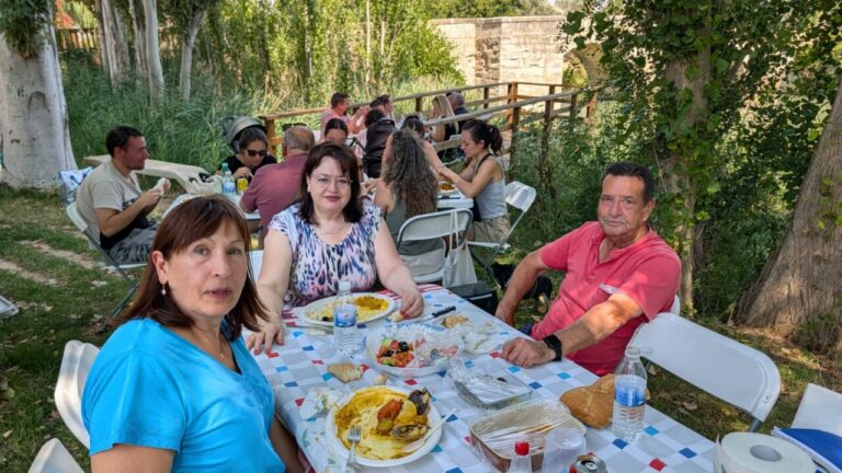 Grupo de personas disfrutando de una comida junto al río Carrión en Husillos.