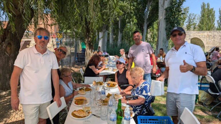 Grupo de personas disfrutando de una paellada en las fiestas de Husillos
