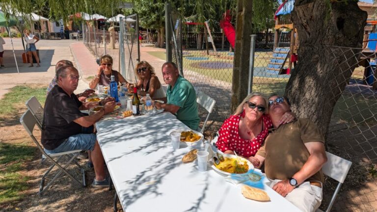 Grupo de personas disfrutando de una comida en las fiestas de Husillos junto al río Carrión