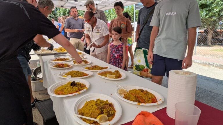 Personas disfrutando de una paellada en las fiestas de Husillos junto al río Carrión