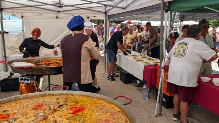 Participantes disfrutando de una paellada en las fiestas de Husillos