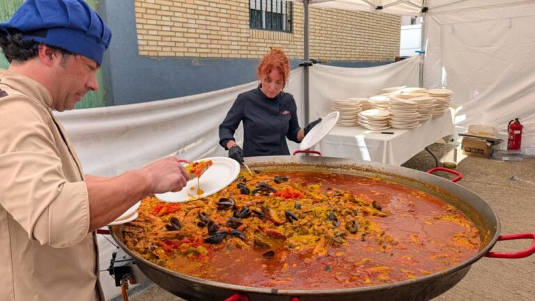 Preparación de una paella durante las fiestas en Husillos junto al río Carrión