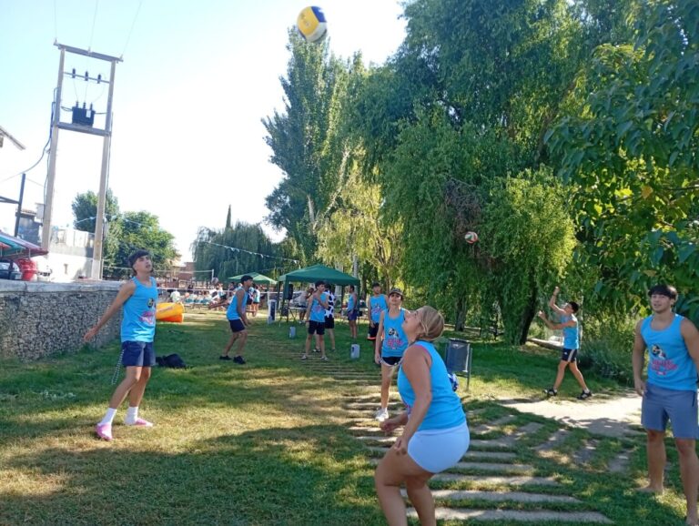 Personas jugando volley playa en las fiestas de Husillos junto al río Carrión