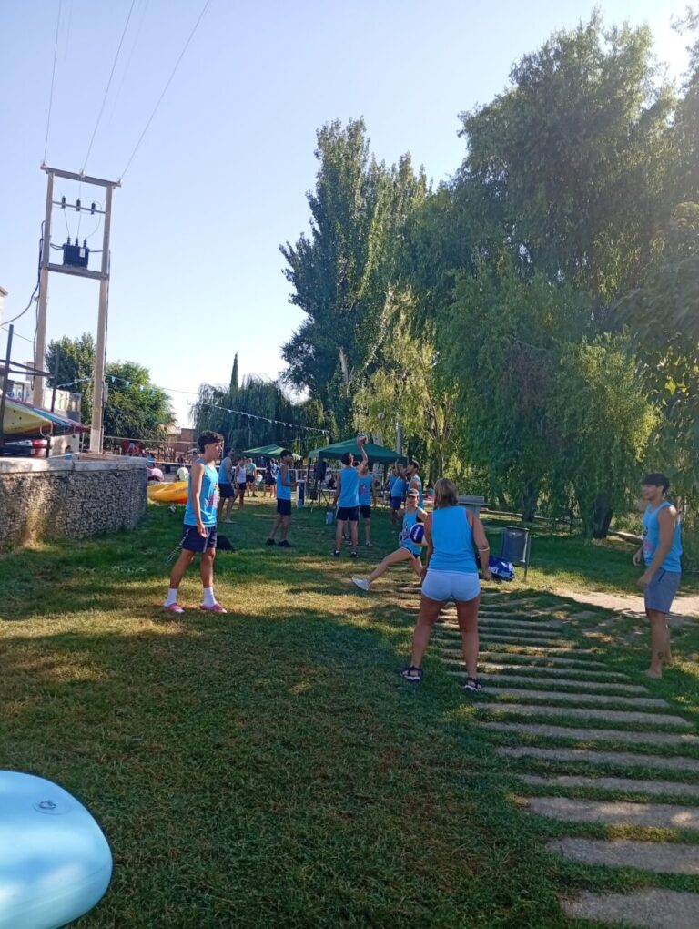 Personas disfrutando de actividades acuáticas junto al río Carrión en Husillos