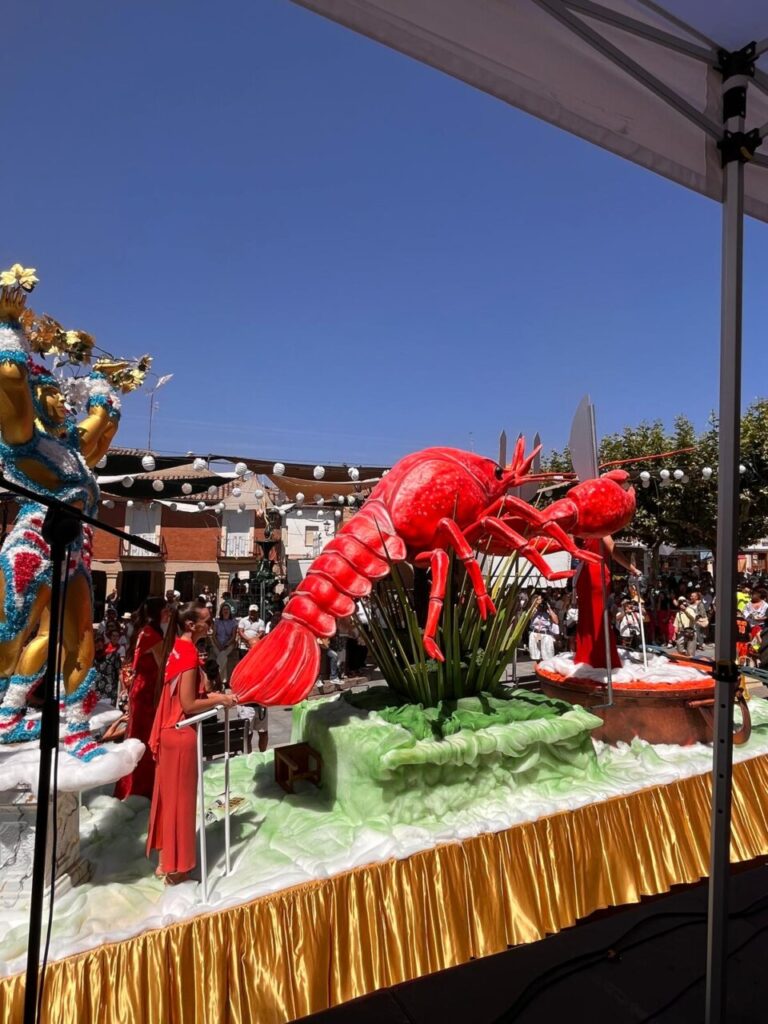 Carroza del Festival de Exaltación del Cangrejo con un cangrejo gigante