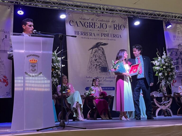 Ceremonia de premiación en el Festival de Exaltación del Cangrejo en Herrera de Pisuerga