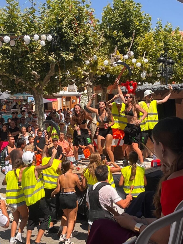Grupo de personas celebrando en el Festival de Exaltación del Cangrejo