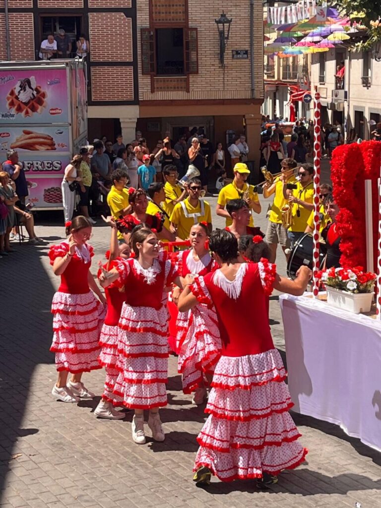 Grupo de personas bailando en el Festival de Exaltación del Cangrejo