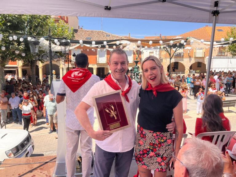 Dos personas sosteniendo un premio en el festival de cangrejos