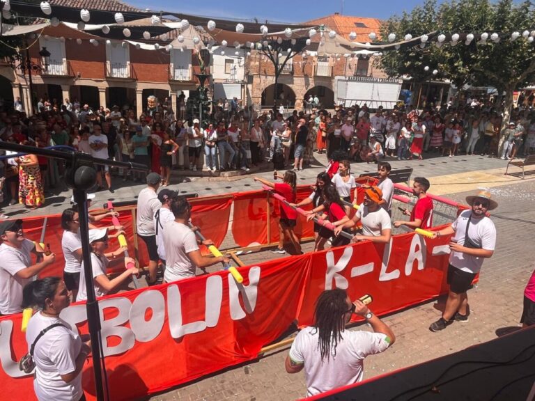 Participantes del desfile en el Festival de Exaltación del Cangrejo en Herrera de Pisuerga