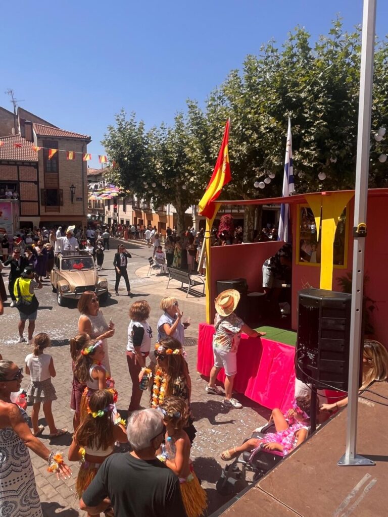 Desfile colorido en el Festival de Exaltación del Cangrejo en Herrera de Pisuerga