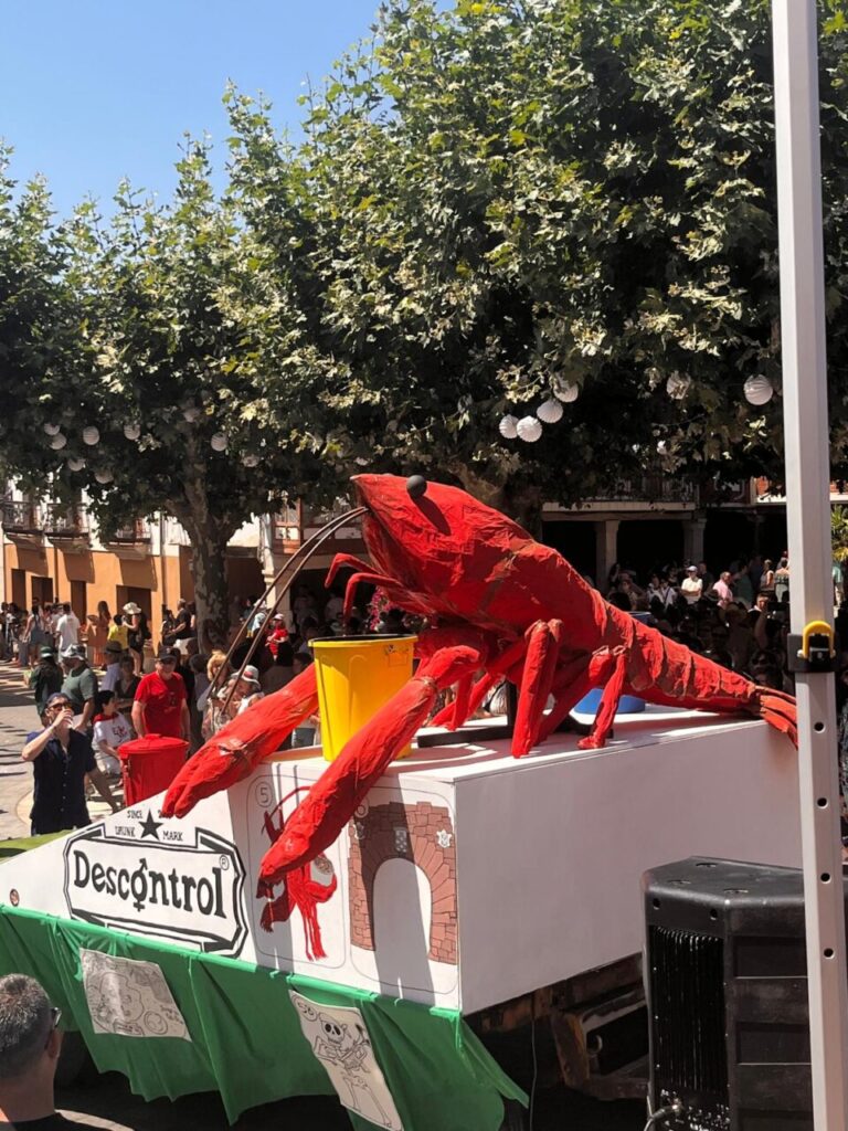 Carroza con una gran figura de cangrejo en el desfile del festival