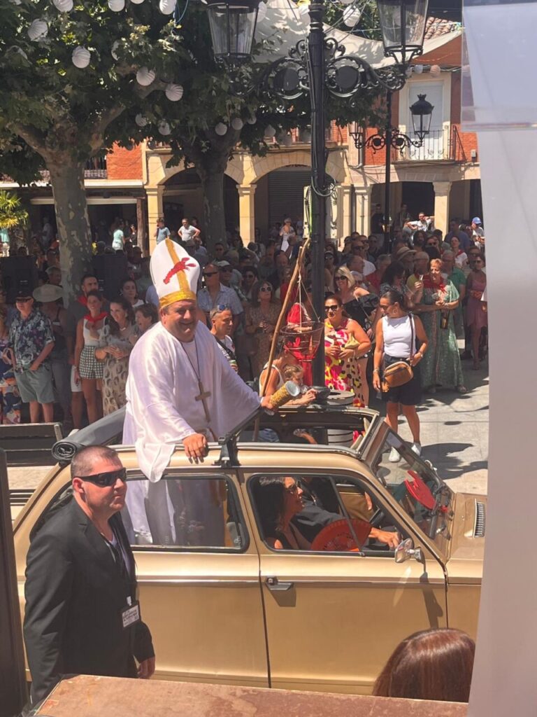 Desfile del Festival de Exaltación del Cangrejo con personajes coloridos.