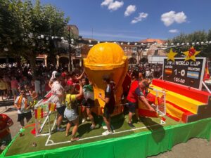 Desfile del Festival de Exaltación del Cangrejo con temática de fútbol