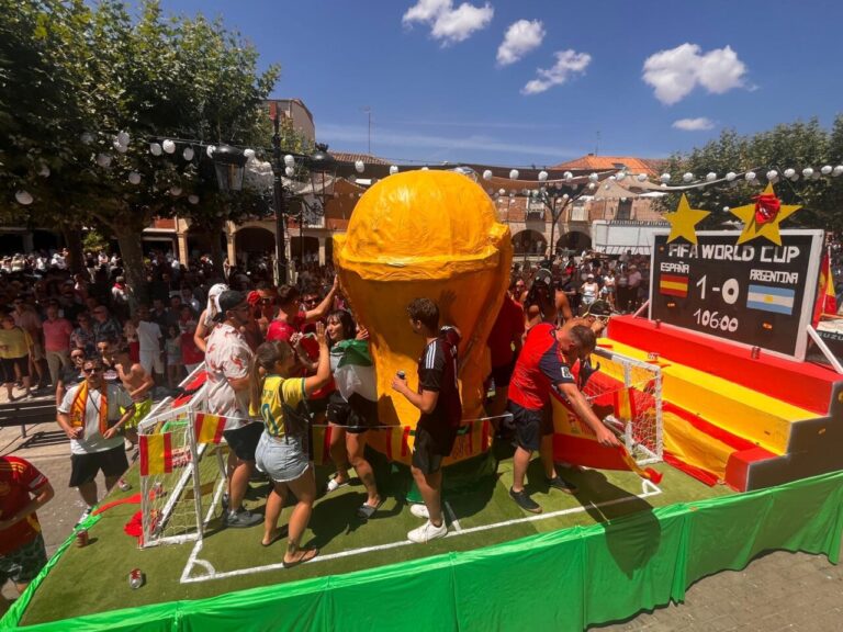 Desfile del Festival de Exaltación del Cangrejo con temática de fútbol