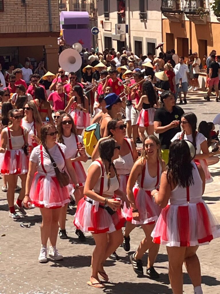 Grupo de personas con disfraces coloridos en el Festival de Exaltación del Cangrejo