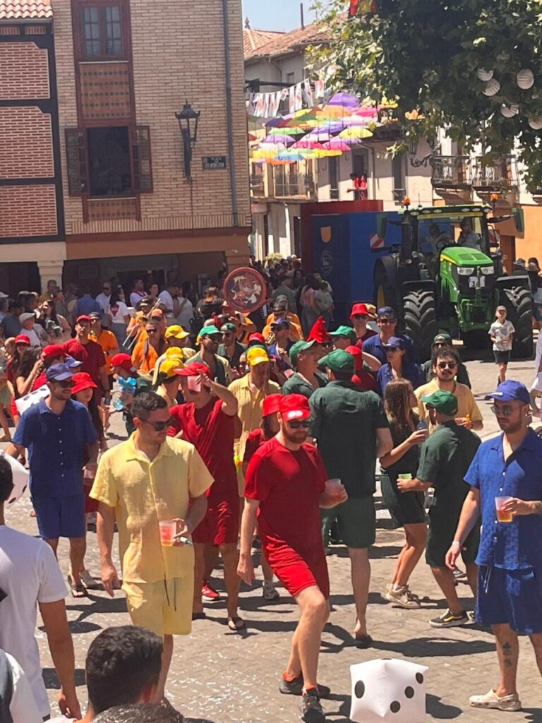 Desfile colorido en el Festival de Exaltación del Cangrejo en Herrera de Pisuerga