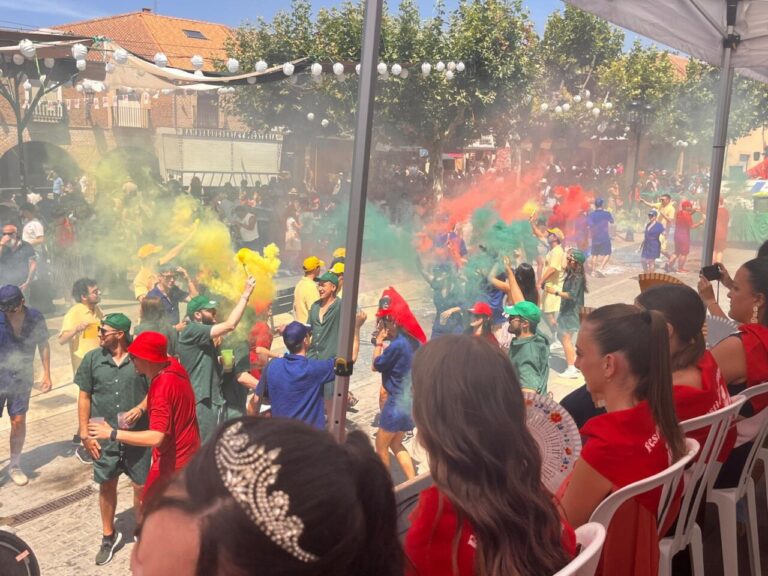 Celebración colorida en el Festival de Exaltación del Cangrejo con gente y humo de colores.