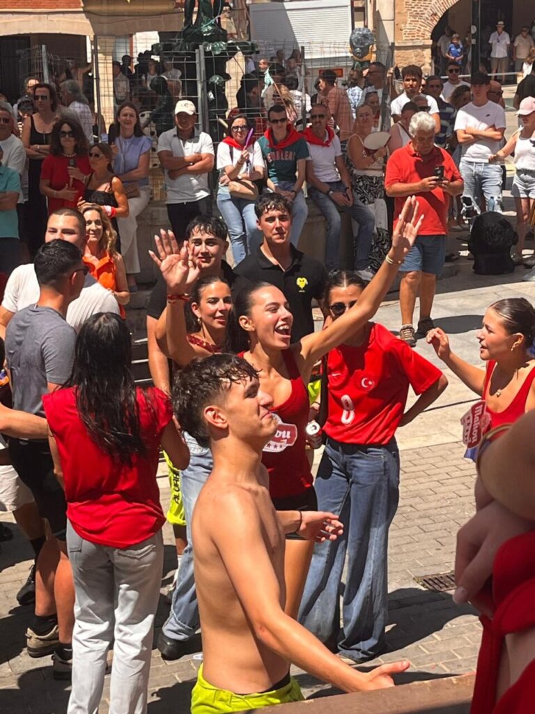 Grupo de jóvenes celebrando en el Festival de Exaltación del Cangrejo
