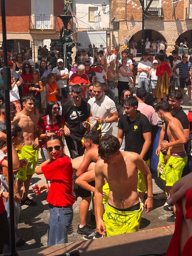 Grupo de jóvenes celebrando en el Festival de Exaltación del Cangrejo