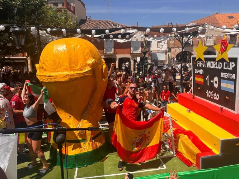 Desfile del Festival de Exaltación del Cangrejo en Herrera de Pisuerga con ambiente festivo.