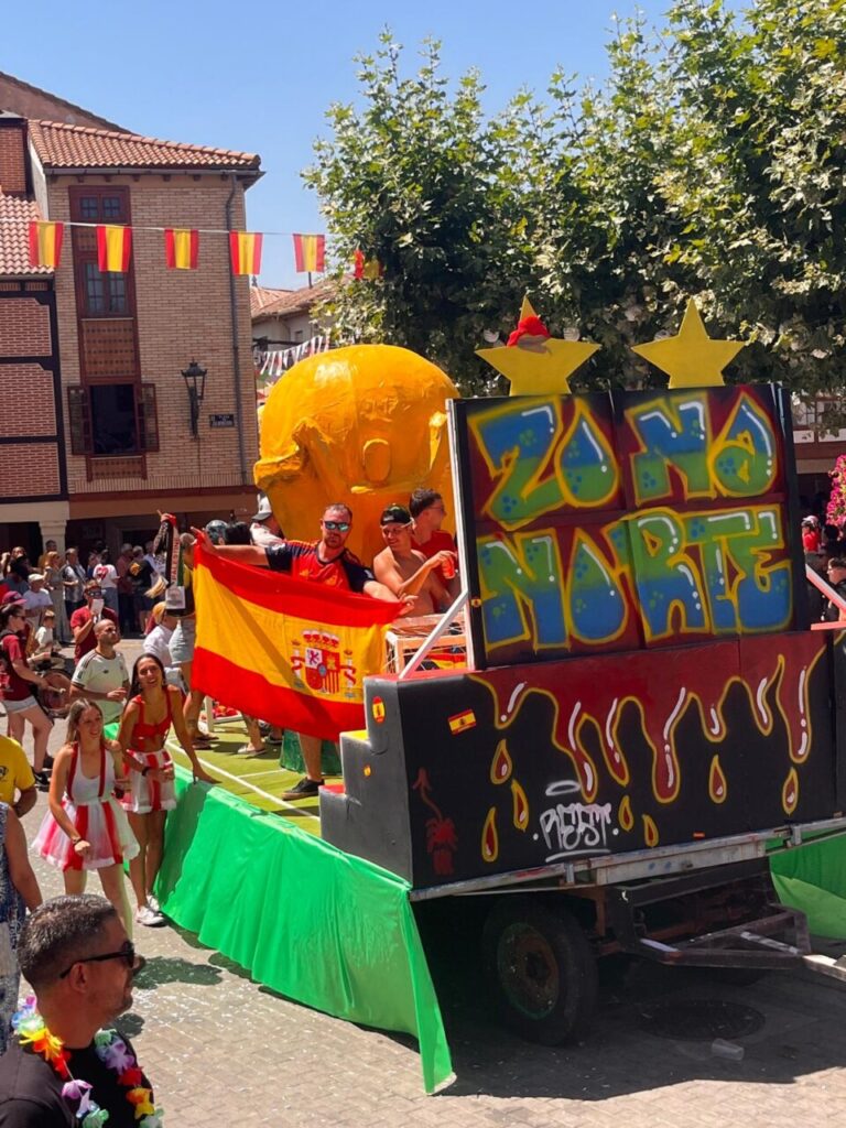Carroza colorida en el Festival de Exaltación del Cangrejo en Herrera de Pisuerga
