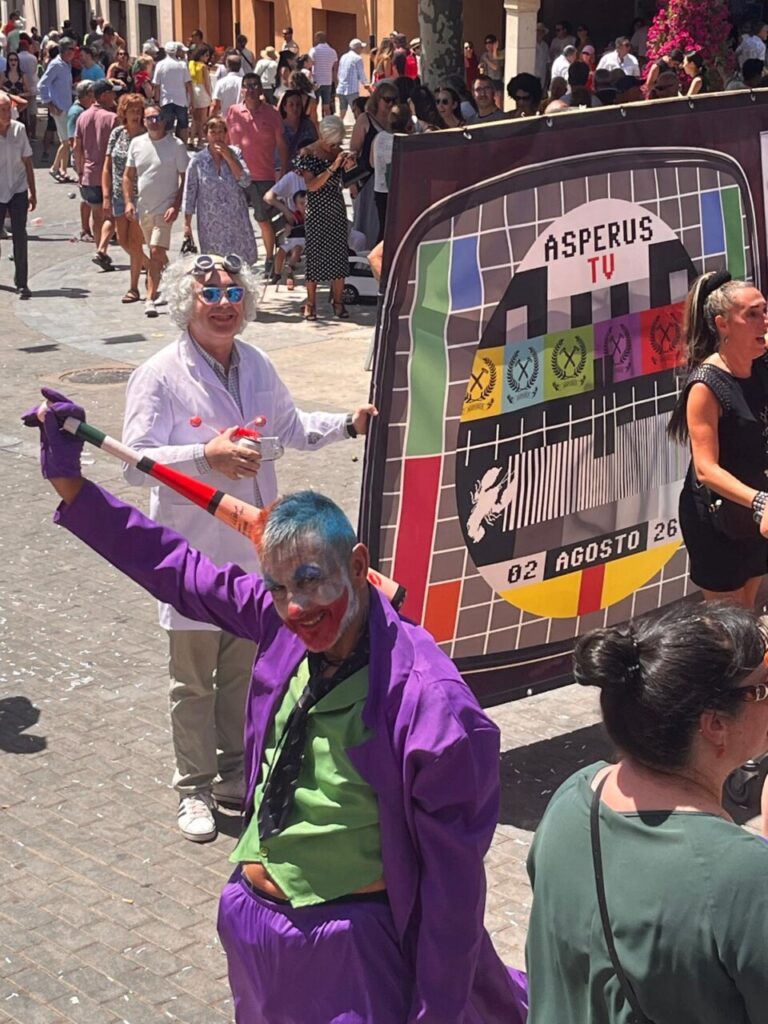 Personas disfrazadas en el Festival de Exaltación del Cangrejo en Herrera de Pisuerga