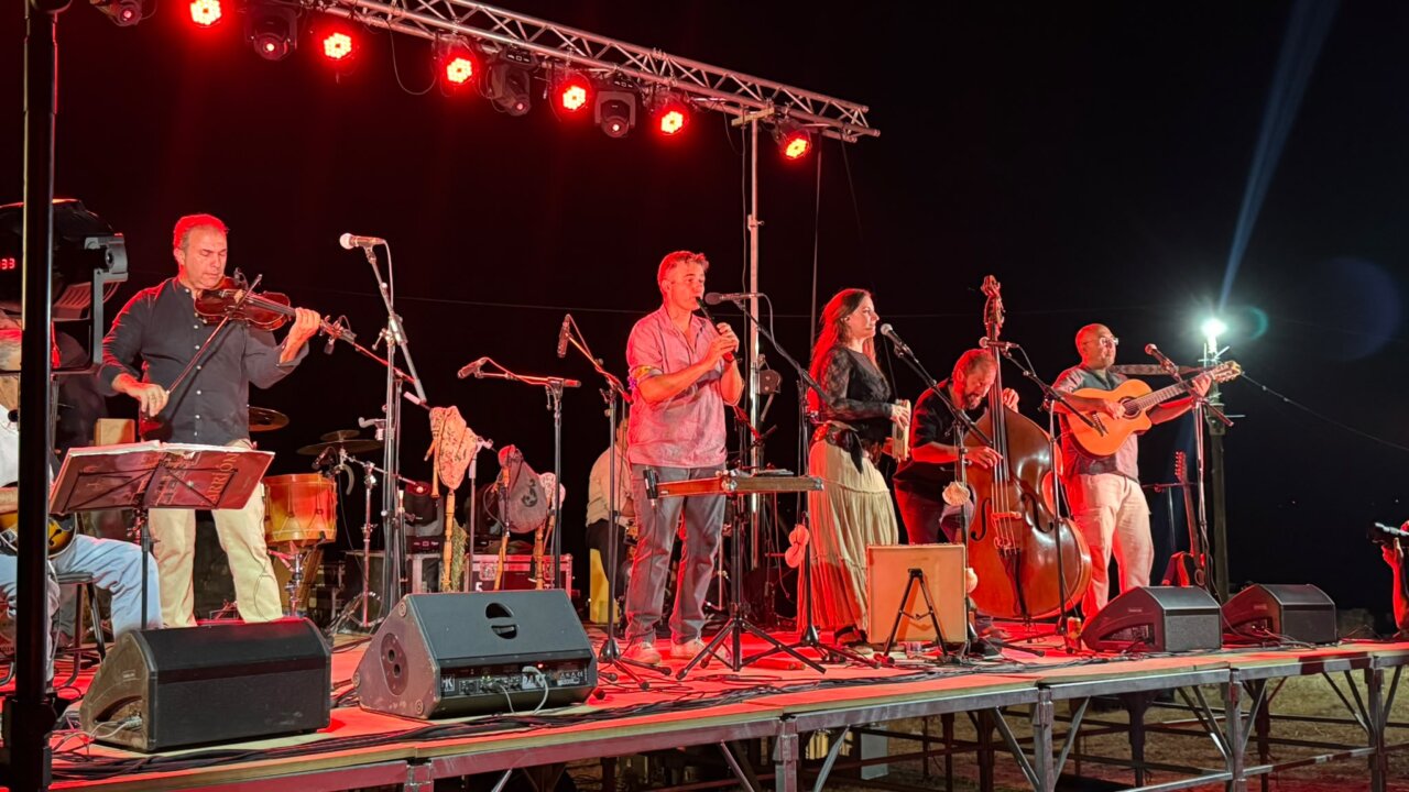 Fotografía del eclipse total de Sol en Palencia con espectadores admirando el fenómeno
