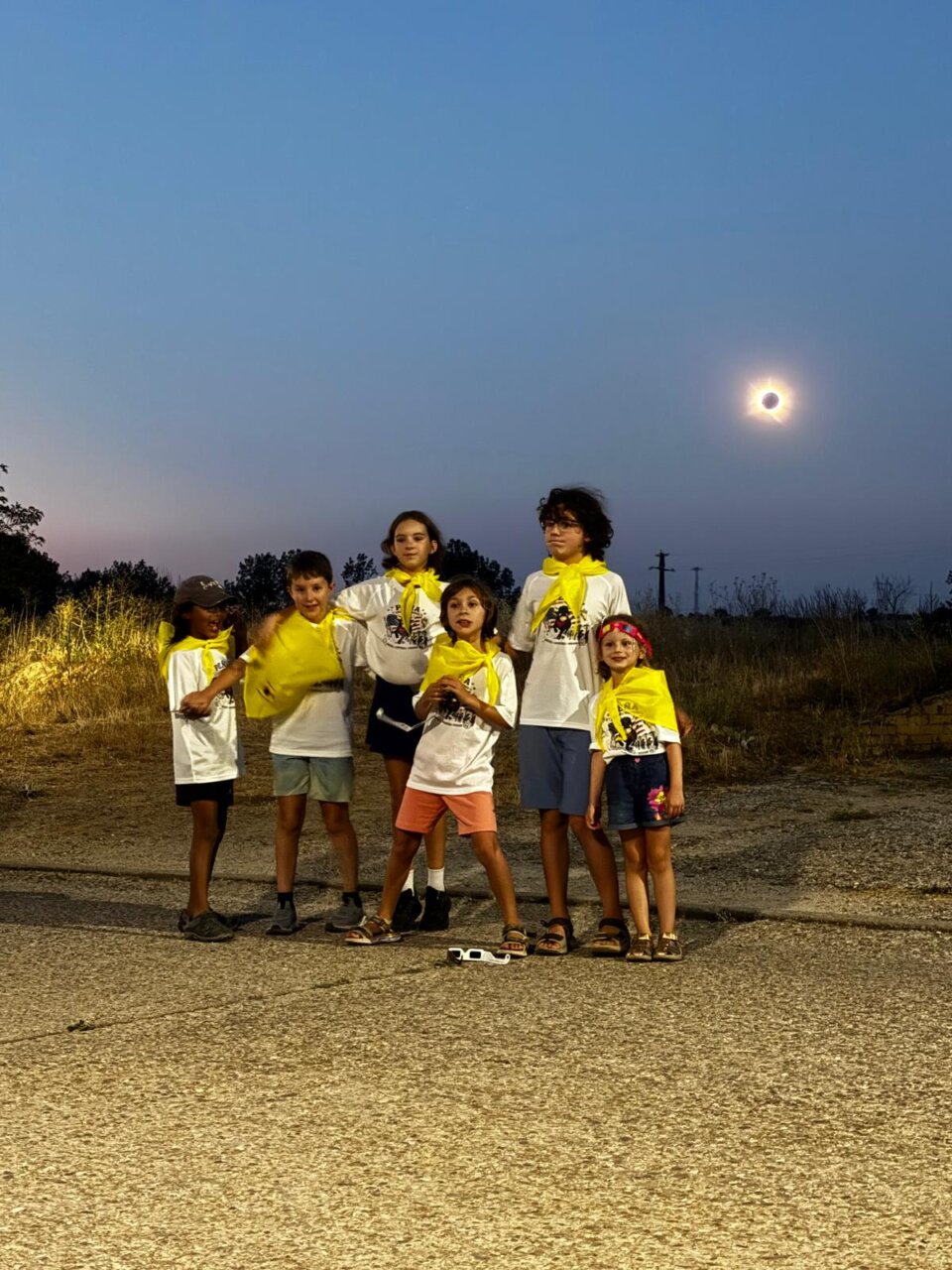 Grupo de niños con camisetas amarillas durante el eclipse total de Sol en Palencia