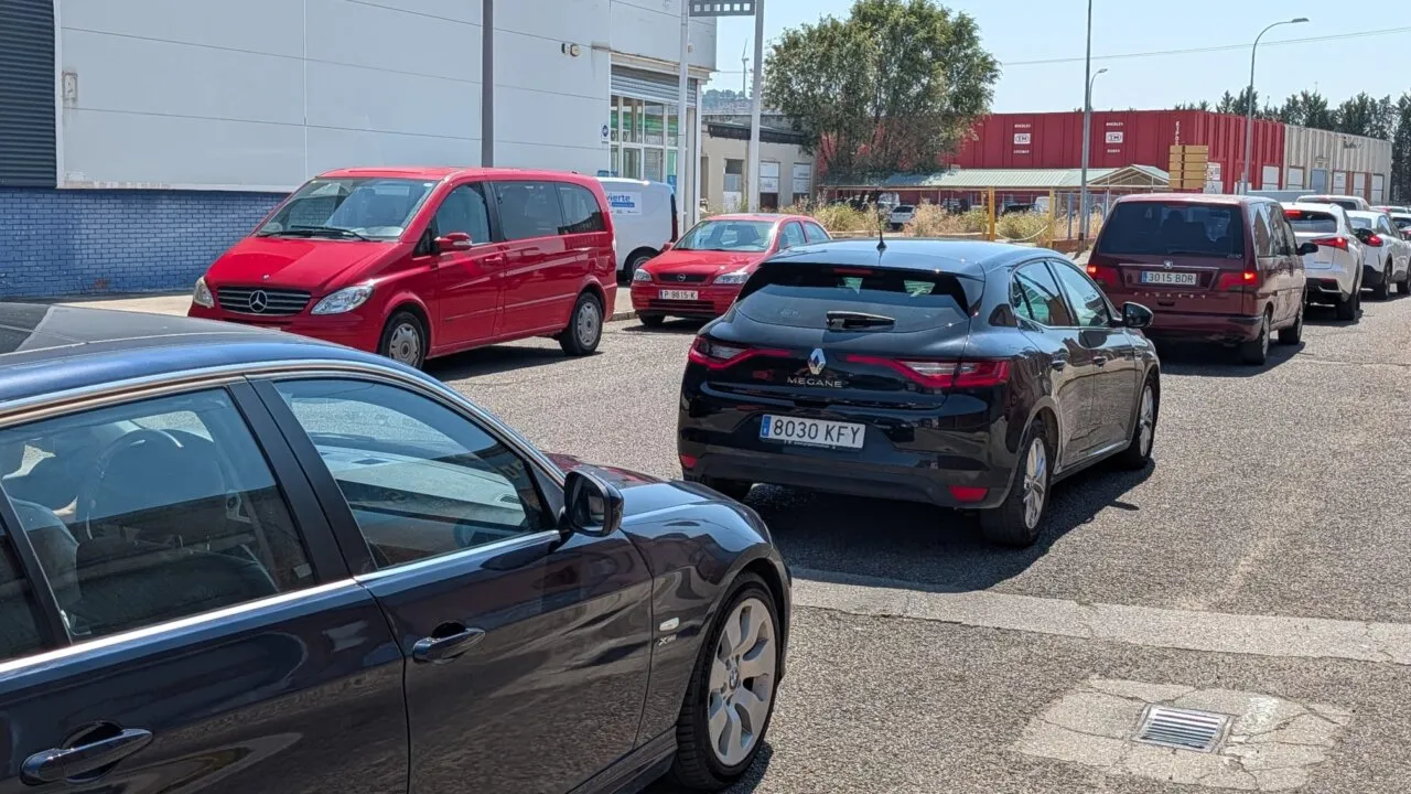 Tráfico denso con varios coches en una calle de Palencia