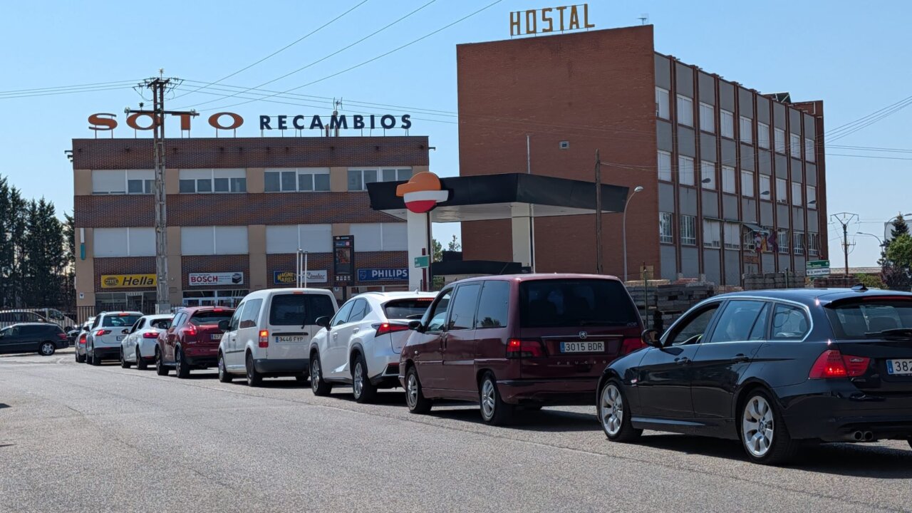 Tráfico denso en una calle durante el asfaltado de glorietas en Palencia