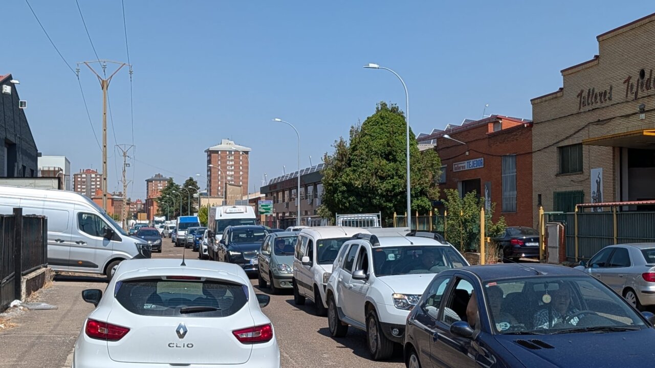 Tráfico denso en una calle durante obras de asfaltado en Palencia