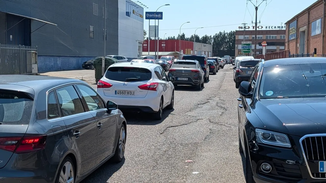 Tráfico denso en una calle de Palencia debido a obras de asfaltado