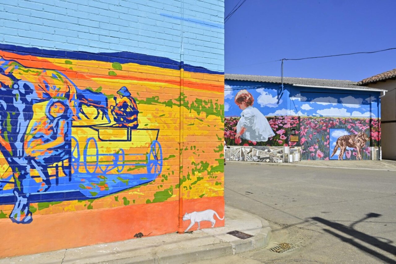Mural colorido en Polvorosa de Valdavia con escenas de la vida rural