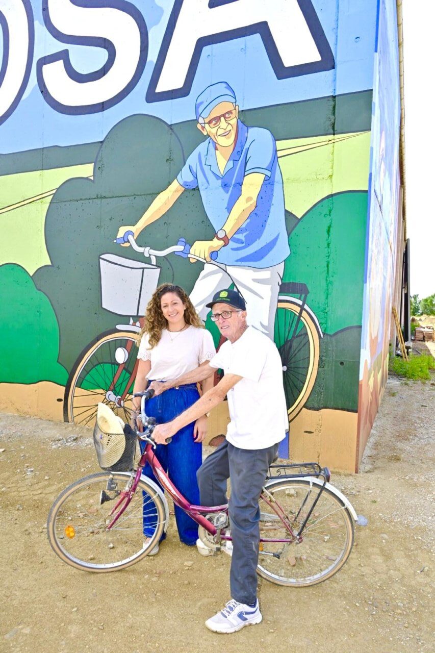 Mural colorido en Polvorosa de Valdavia con personas en bicicleta