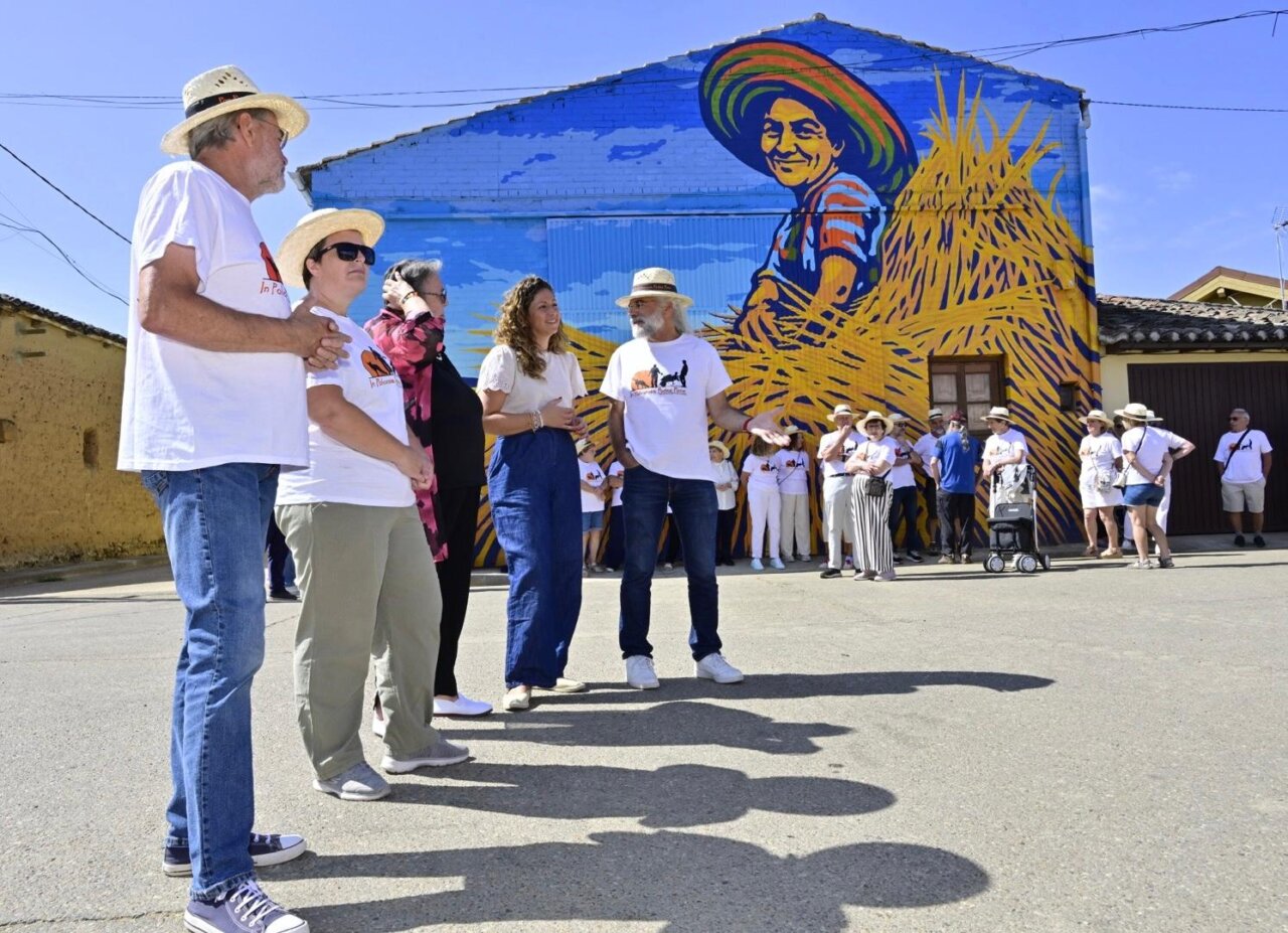 Inauguración de un mural en Polvorosa de Valdavia con vecinos y artistas.