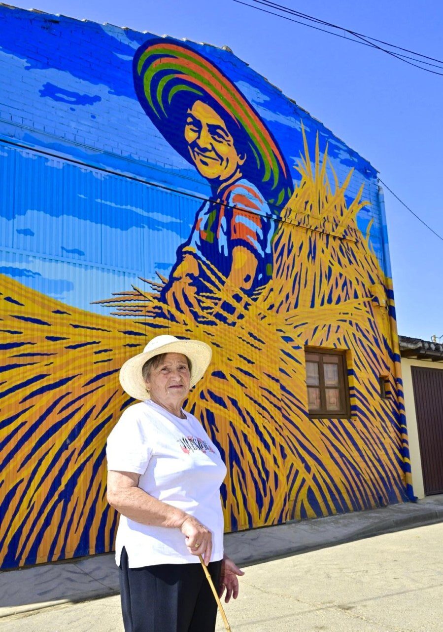 Mural colorido en Polvorosa de Valdavia con mujer mayor