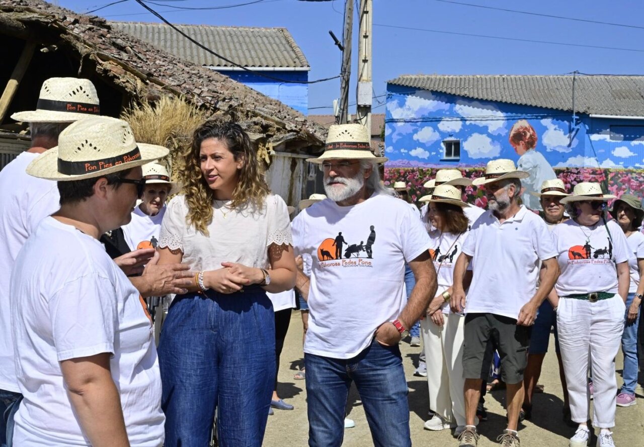 Grupo de personas en Polvorosa de Valdavia durante la visita a un mural