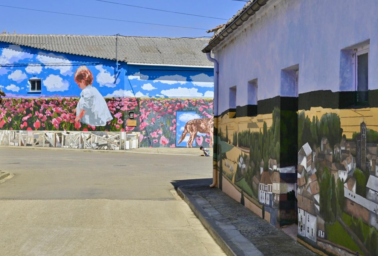 Mural colorido en Polvorosa de Valdavia con flores y paisajes