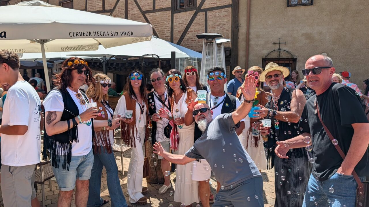 Grupo de personas disfrutando en la fiesta Interpeñas de Saldaña
