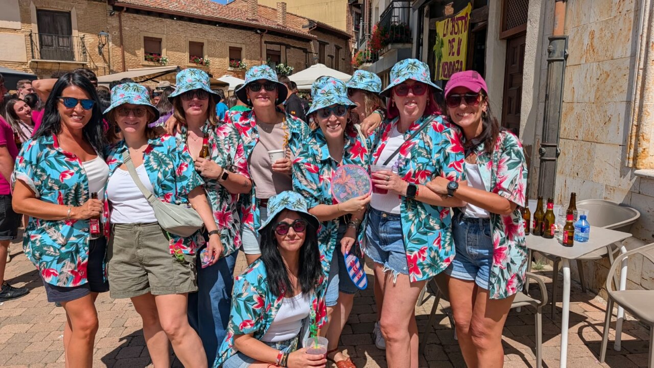 Grupo de mujeres disfrutando en la fiesta de Interpeñas en Saldaña