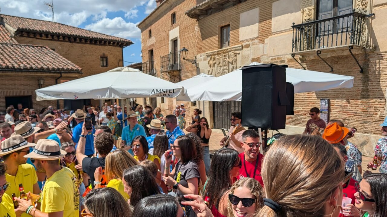 Multitud de personas disfrutando en la fiesta de Interpeñas en Saldaña