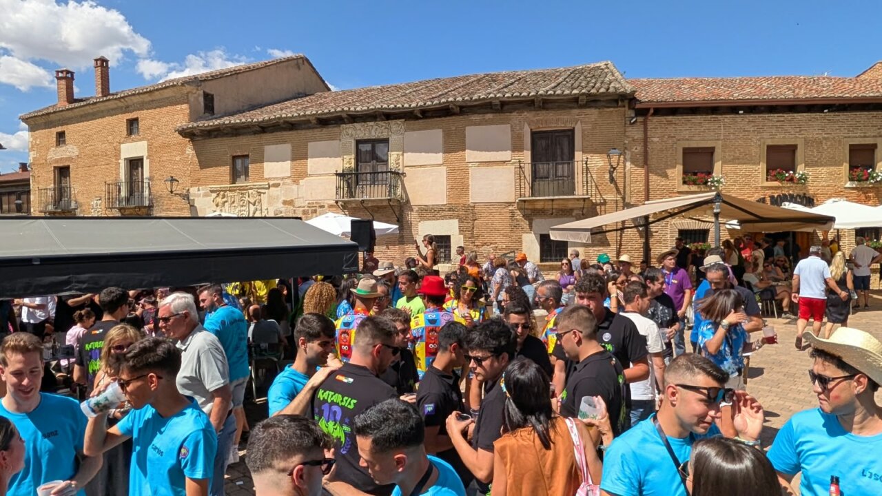 Multitud de personas disfrutando en la fiesta de Interpeñas en Saldaña